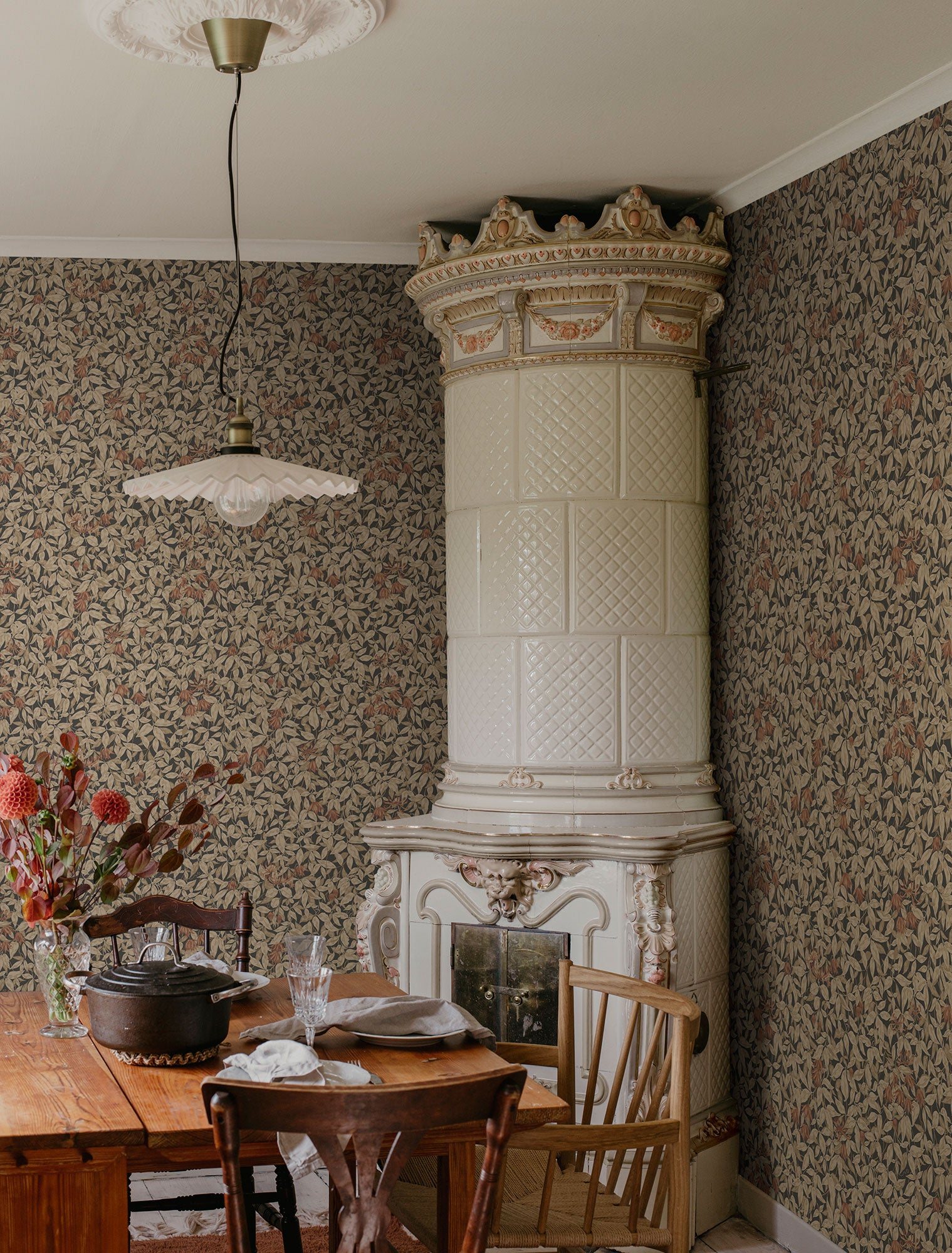 S10559 Charcoal Linnea Trädgården Wallpaper by Sandberg