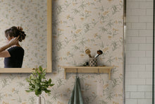 S10562 Honey Emilie Trädgården Wallpaper by Sandberg