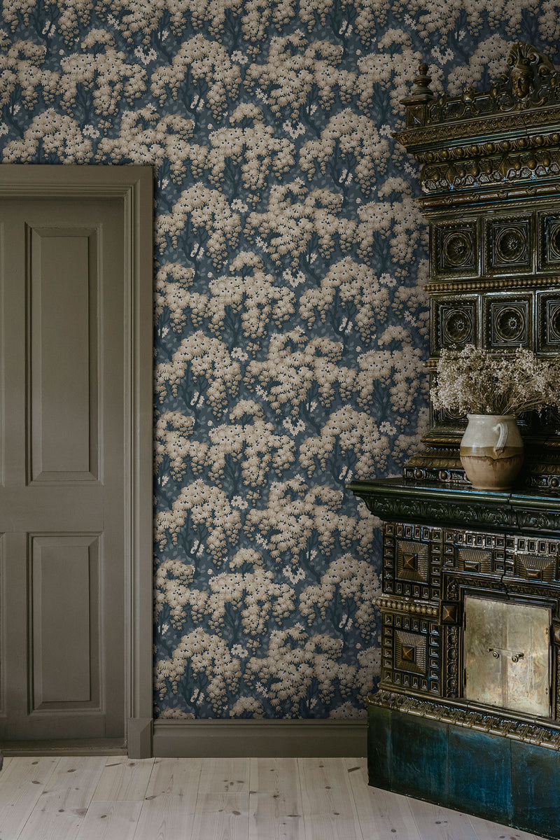 S10566 Midnight Blue Ragnvi Trädgården Wallpaper by Sandberg