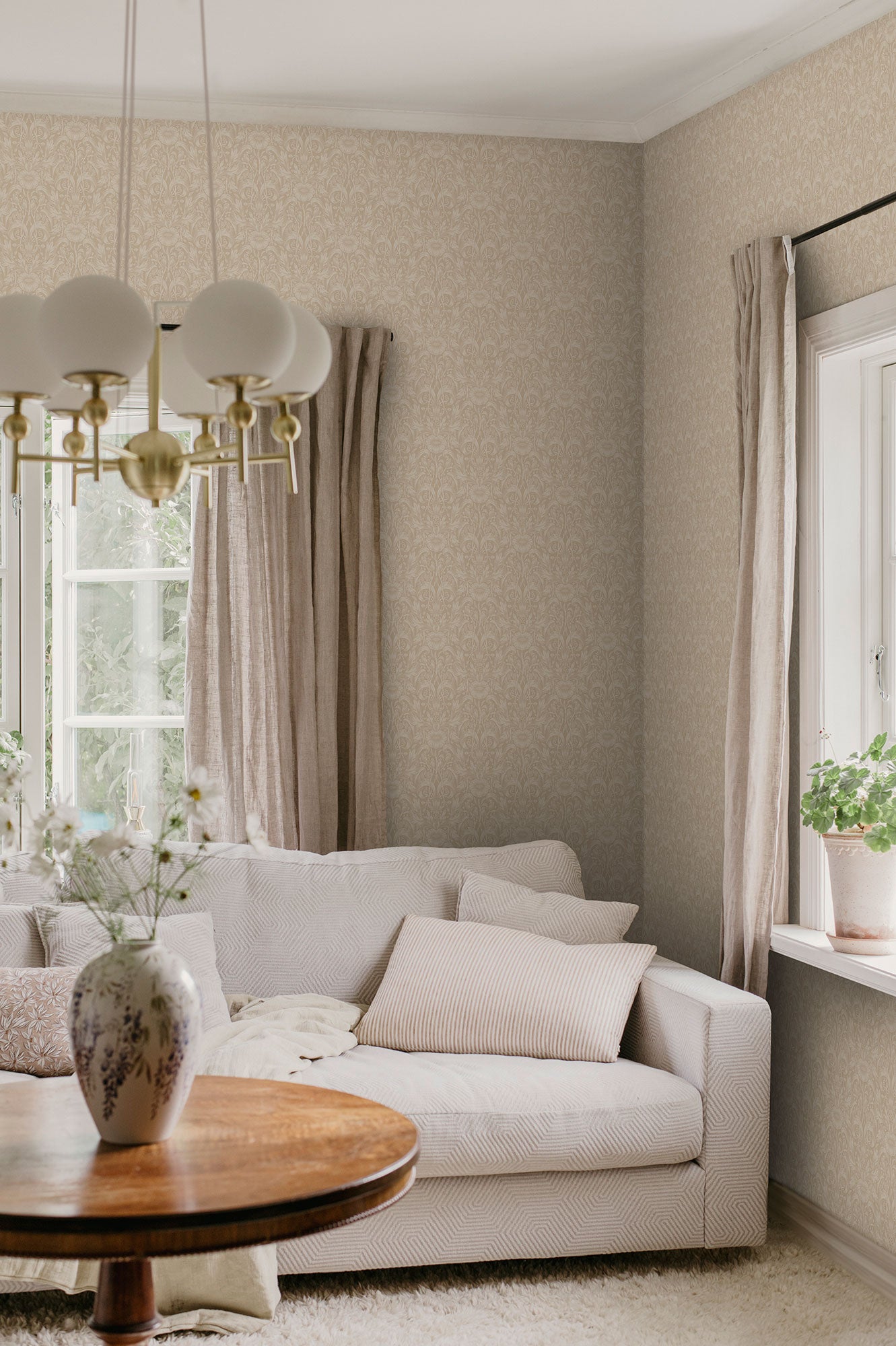 S10570 Beige Emil Trädgården Wallpaper by Sandberg