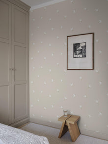 S10625 Sandstone Frida Familjen Wallpaper by Sandberg