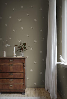 S10626 Olive Green Frida Familjen Wallpaper by Sandberg
