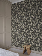 S10631 Graphite Elliot Familjen Wallpaper by Sandberg