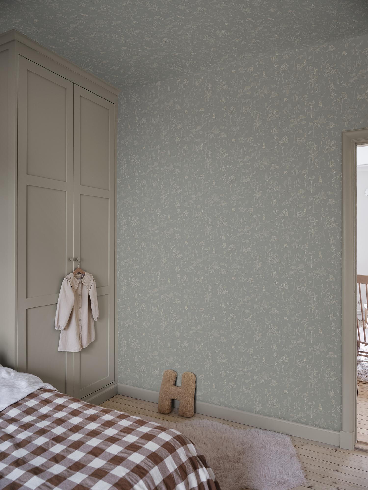 S10640 Misty Blue Hollie Familjen Wallpaper by Sandberg