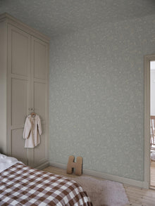 S10640 Misty Blue Hollie Familjen Wallpaper by Sandberg