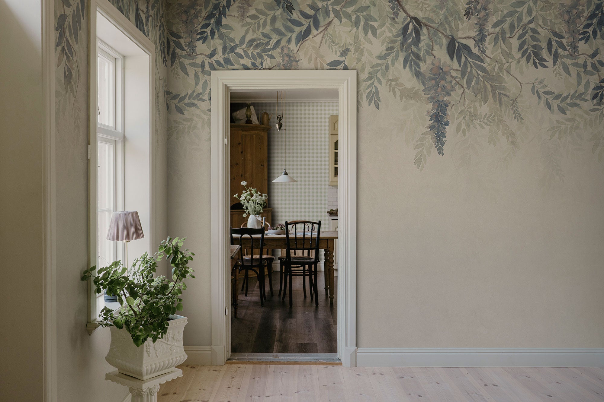 S10656 Blue Wisteria Trädgården Mural by Sandberg