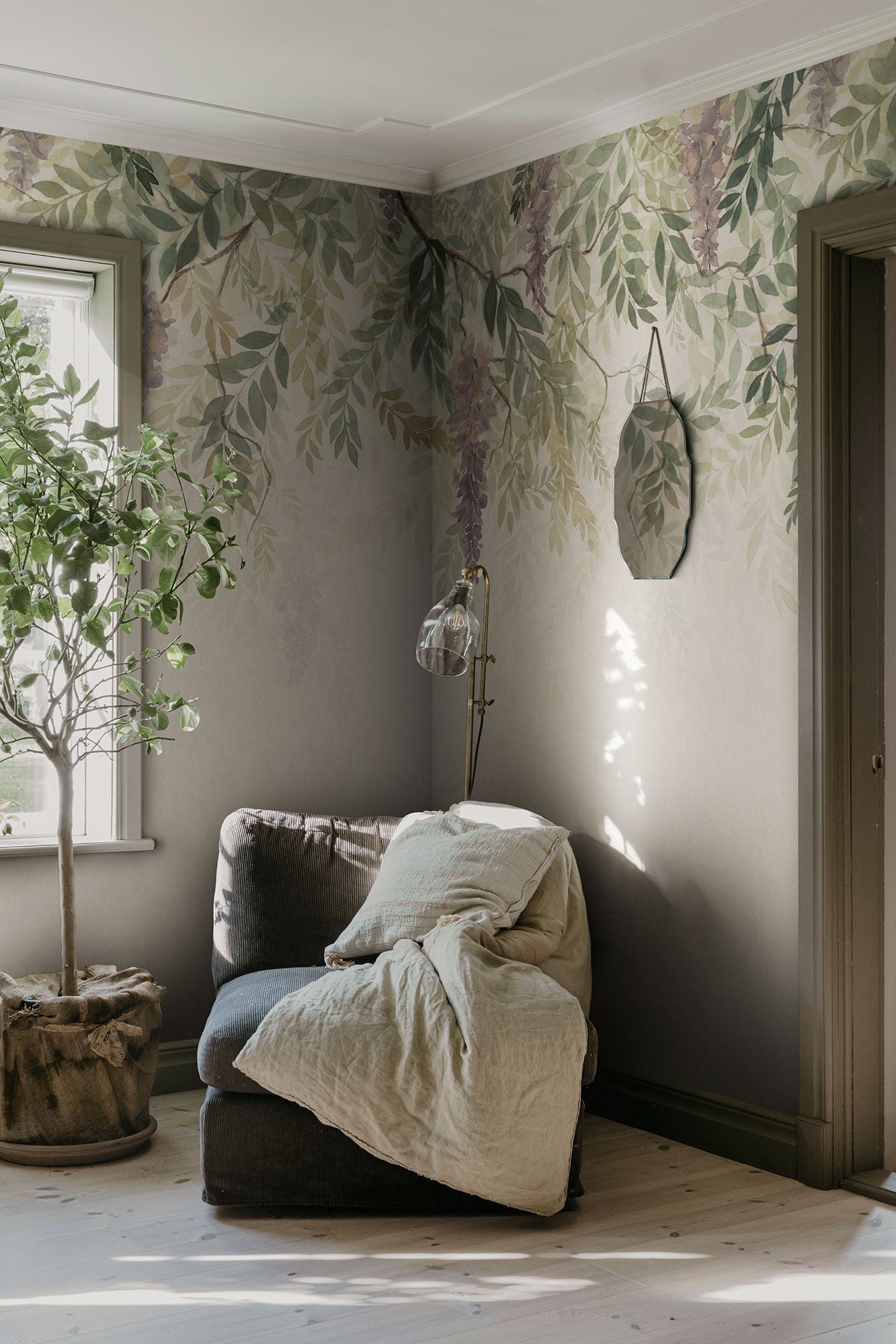 S10657 Green Wisteria Trädgården Mural by Sandberg