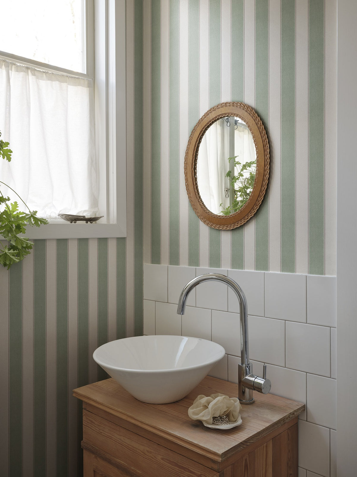 S10747 Henrik Green Heritage Wallpaper by Sandberg