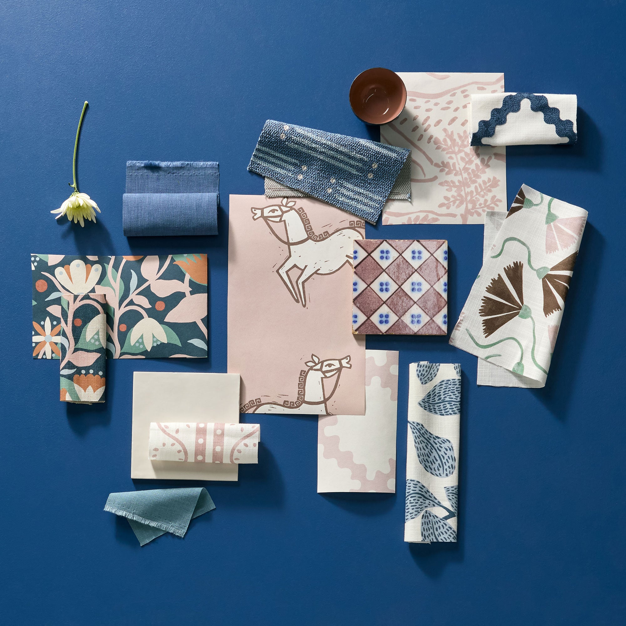 113254 Canter Oakham Blush Wallpaper by Scion