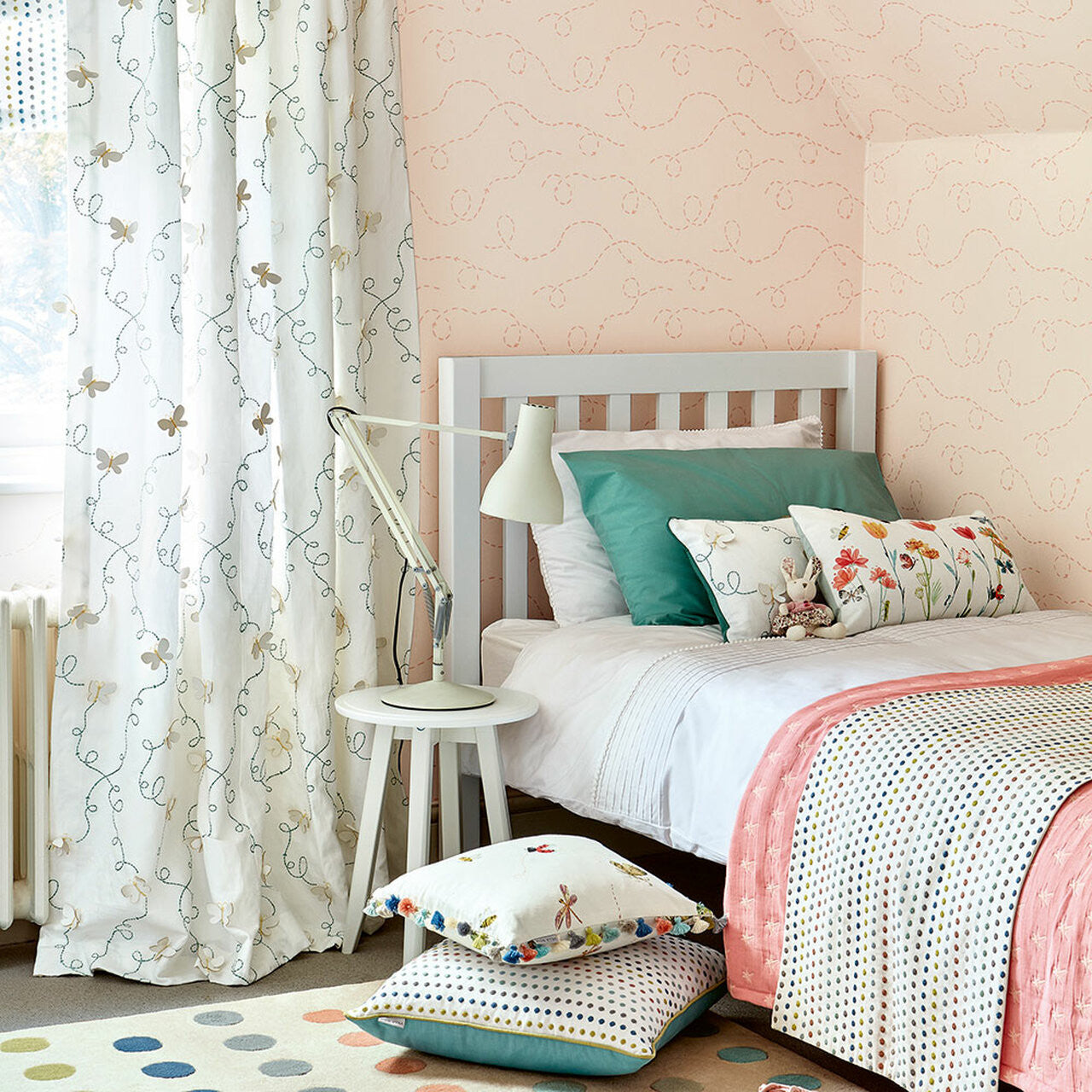 W588/02 Buzzed Off Yuval Zommer Picturebook Wallpaper By Villa Nova