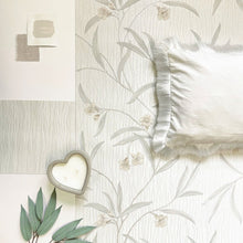 41330 Tiffany Floral White / Cream Wallpaper by Belgravia